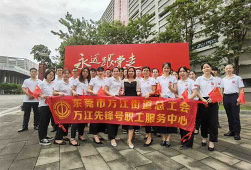 沃德合唱團代表萬江總工會參加“永遠跟黨走”第六屆東莞市合唱節(jié)決賽